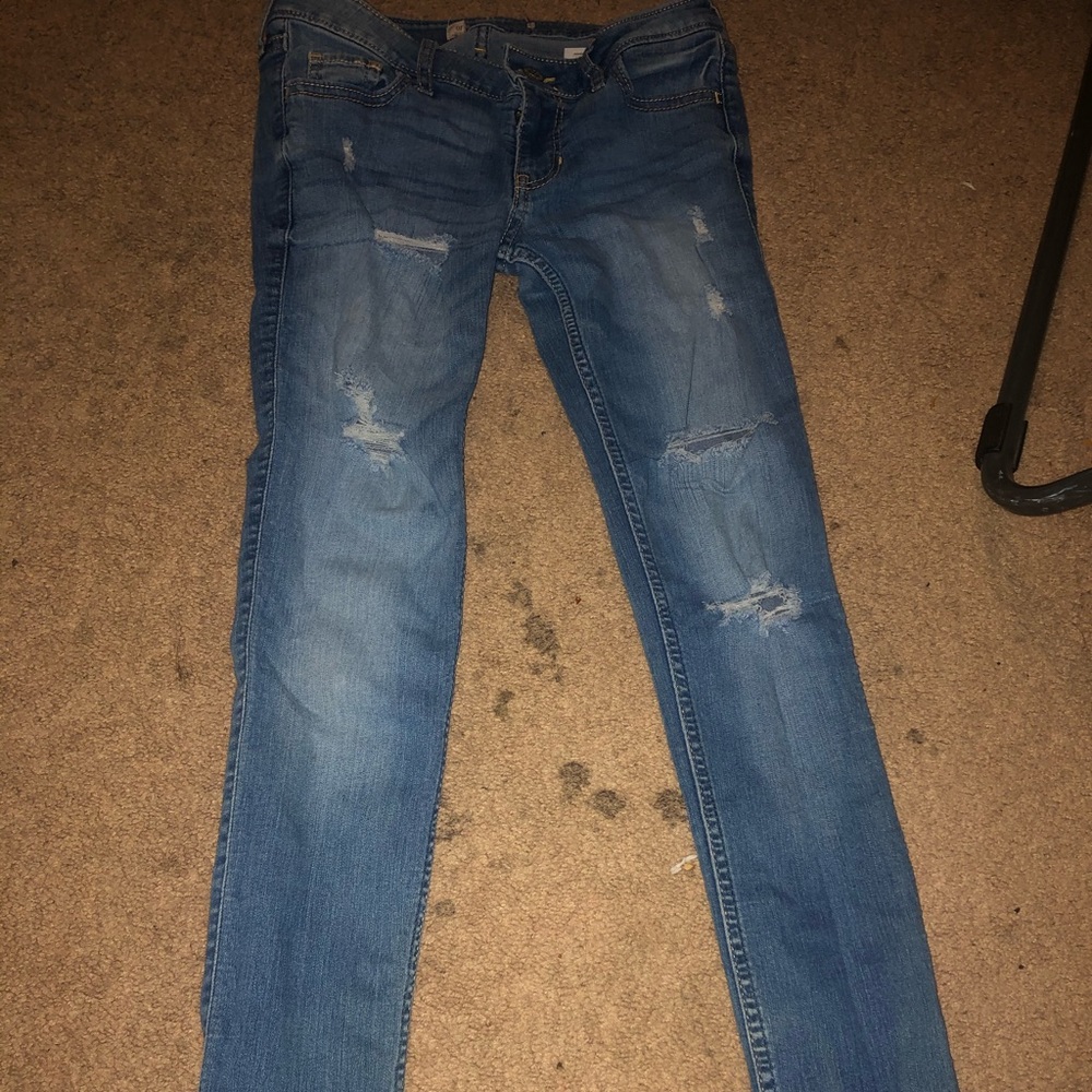 ✨Size OR medium washed ripped jeans